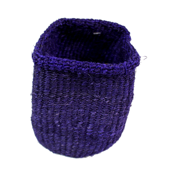 Košík Kiondo – materiál: barvený sisal, Keňa