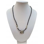 Dámský náhrdelník z kosti a skleněných korálek - minimalistický design